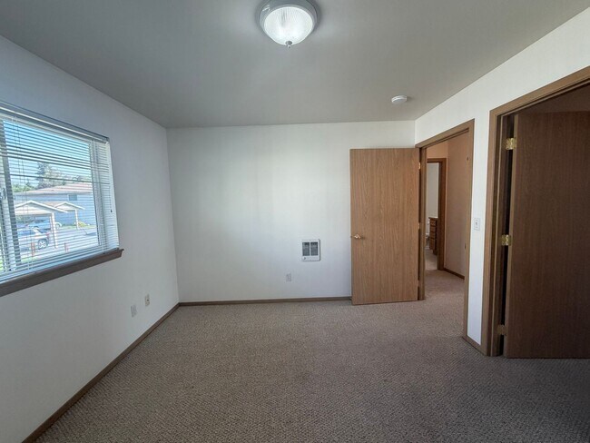 Building Photo - 595 Eastmont Ave