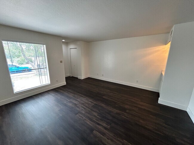 Building Photo - 1702 E Ocotillo Rd