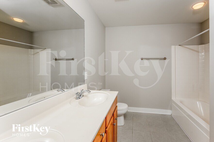 Building Photo - 4598 Clubview Dr