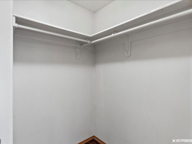 Building Photo - Spacious & Updated 3 Bedroom Duplex Near M...