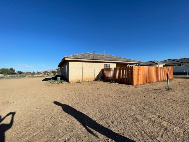 Building Photo - Beautiful Hesperia Starter Home, 2 Bedroom...