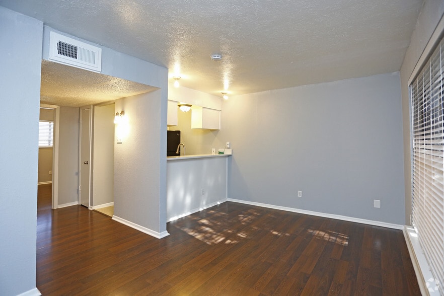 1BR,1BA - 478SF - #205 - LIVING ROOM - Bowser