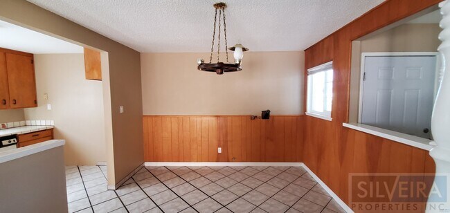 Building Photo - 1642 N Russell Ave