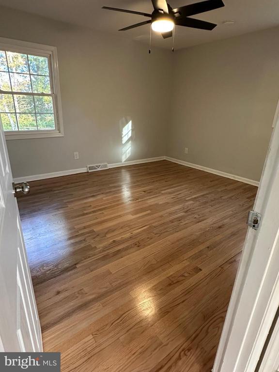 Building Photo - 44075 Louisdale Rd