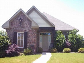 Building Photo - Charming 3 Bedroom 2 bath cottage