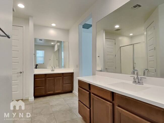 Building Photo - 17027 W Echo Ln