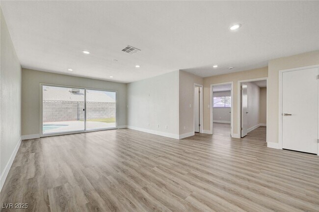Building Photo - 3164 E Desmond Ave