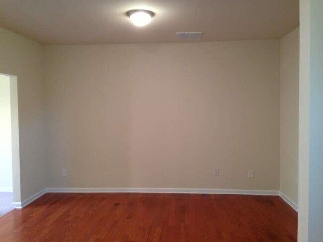 Building Photo - 331 Village Dr