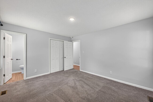 Building Photo - 2527 Country Club Rd