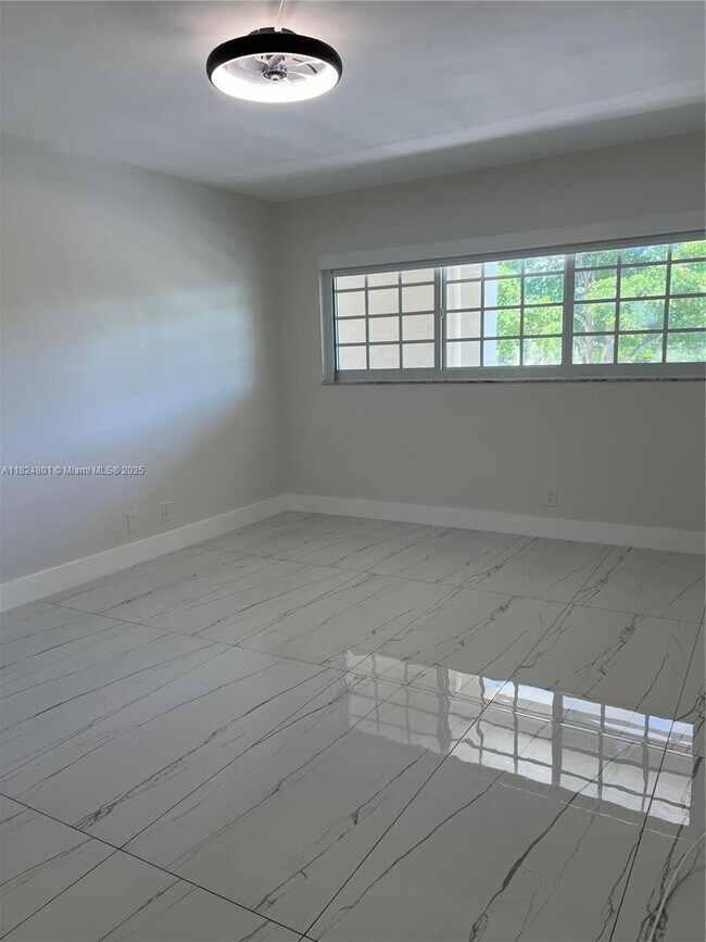 Building Photo - 3090 N Course Dr
