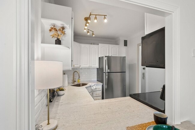 Building Photo - APARTMENT