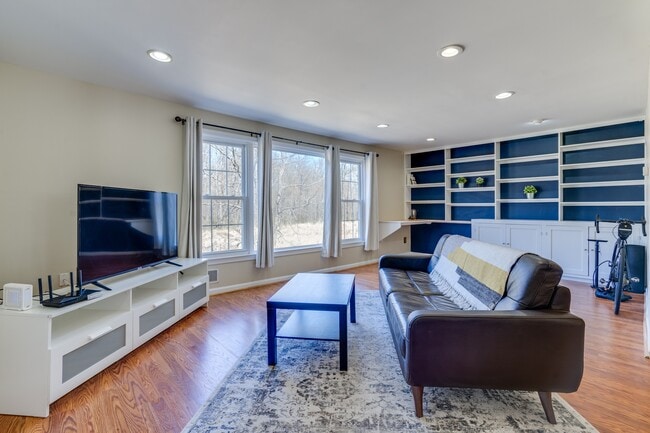 Building Photo - 7913 Central Park Cir