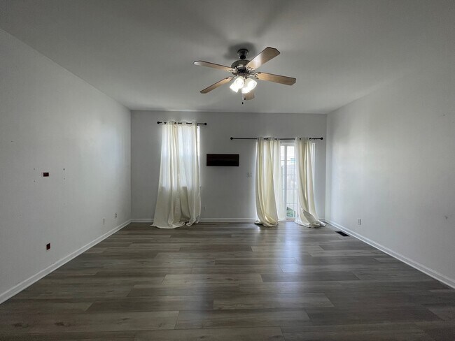 Building Photo - 281 Bent Grass Cir