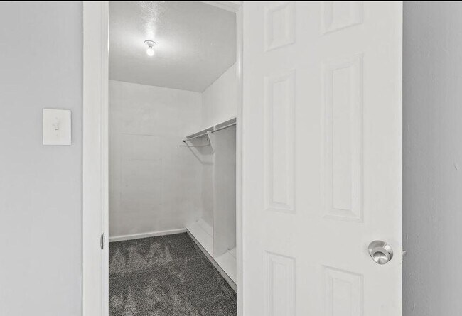 Building Photo - 4832 Locke Ave