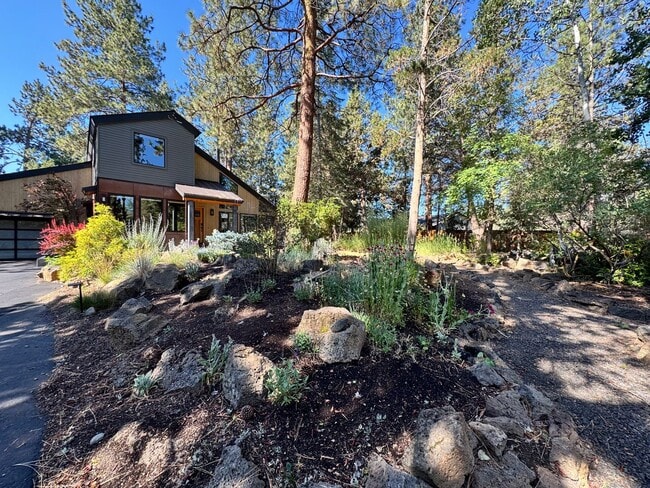 Building Photo - FOR RENT: FURNISHED LONG-TERM EXTREMELY CO...