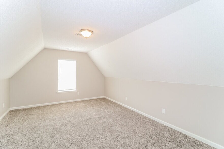 Building Photo - 7806 Wolf Hollow Dr