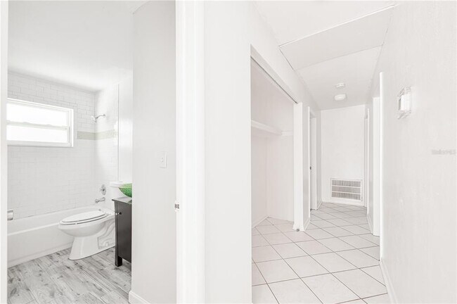 Building Photo - 1310 NE 4th Ter