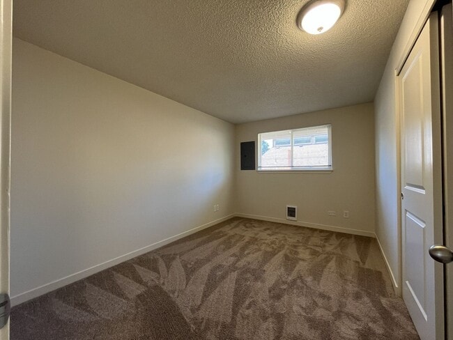 Building Photo - Bright and Airy Home with Stainless Steel Kitchen, Vaulted Ceilings & Washer + Dryer