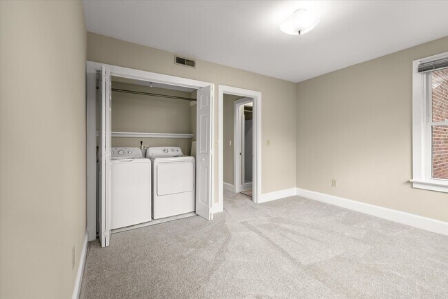 Building Photo - Harleston Village 3 Bed/2.5 Bath Gem Avail...