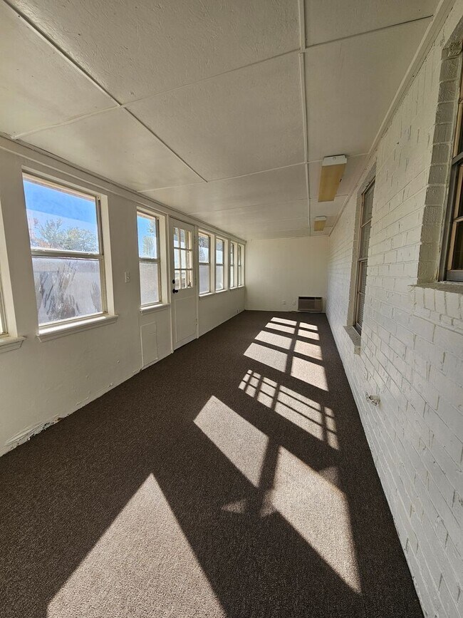 Building Photo - (3) Bed/(2) Bath Avail NOW! Oakhurst Addition!