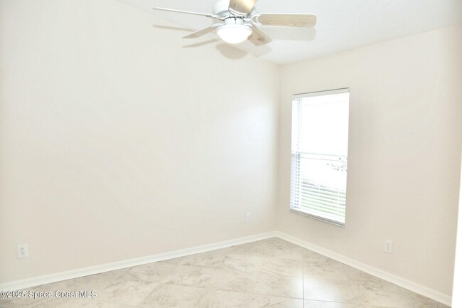 Building Photo - 974 Villa Dr