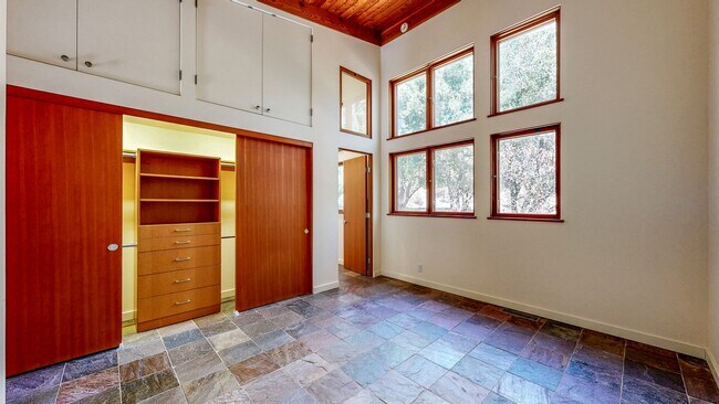 Building Photo - 812 Leslie Rd