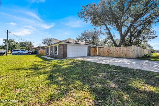 Building Photo - 5204 Park St