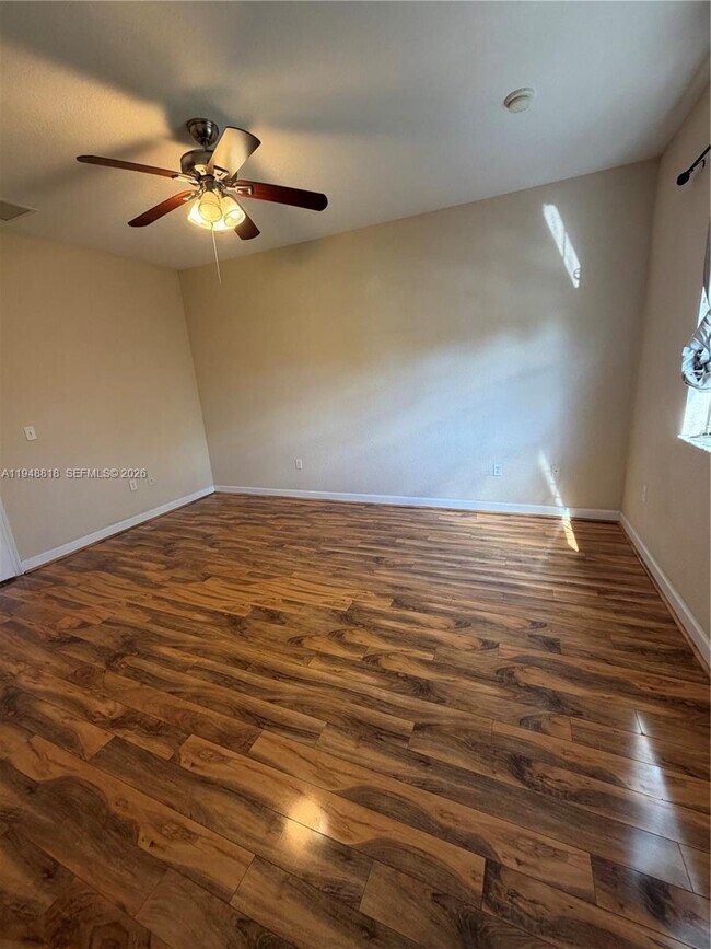 Building Photo - 20715 NE 10th Ct