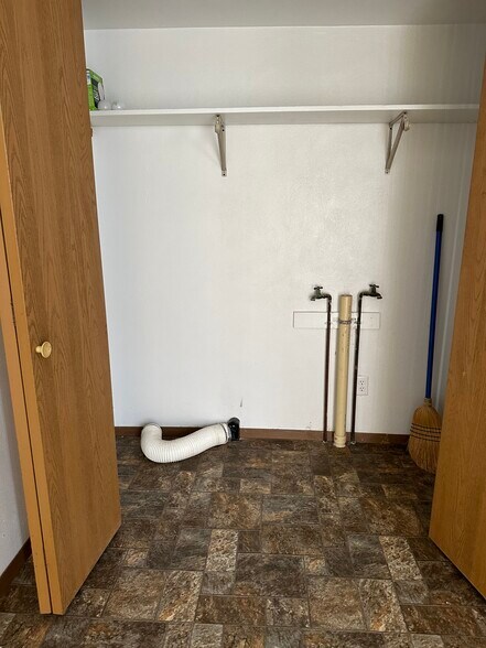 WD hookup electric - 220 N Monroe St