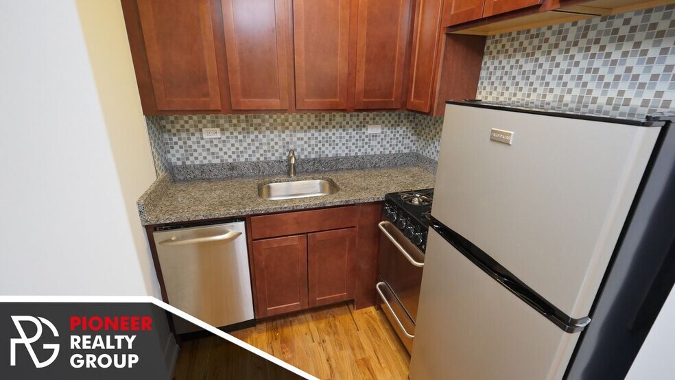 Building Photo - 550 W Arlington Pl