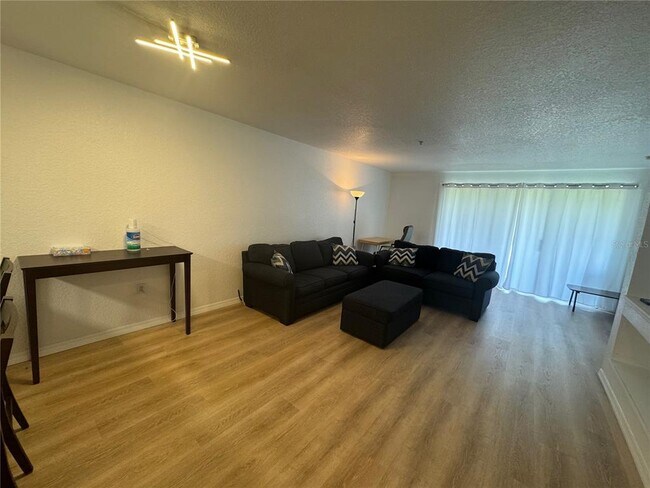 Building Photo - 14037 Fairway Island Dr