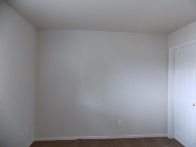 Building Photo - 498 Hintz Ave
