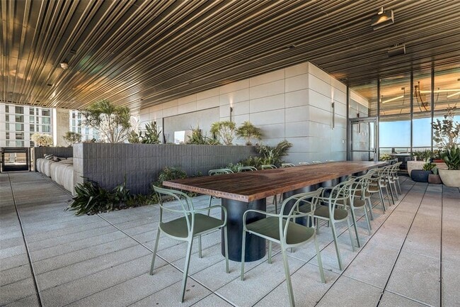 Building Photo - 610 Davis St