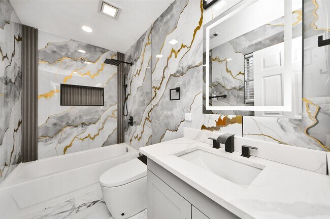 Building Photo - 15719 Baytree Dr