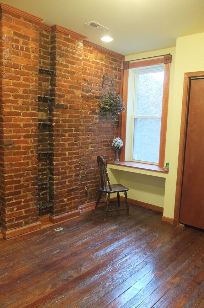 Building Photo - Beautiful Renovated Four bedroom Townhome