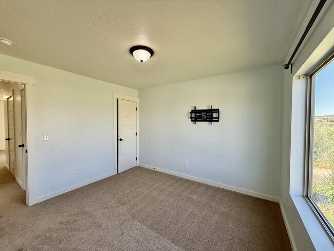 Building Photo - 722 S Willow Park Dr