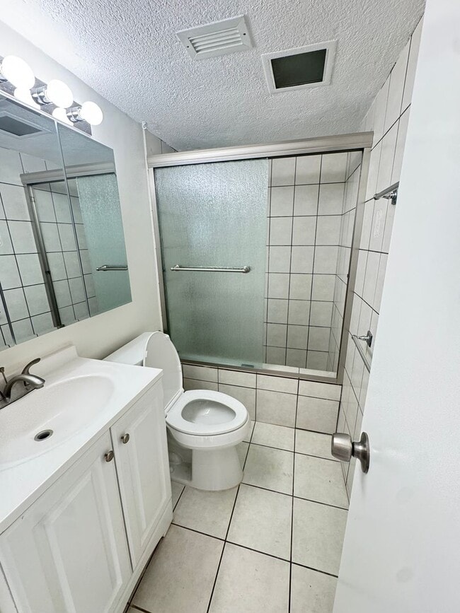 Building Photo - 2281 Ala Wai Blvd