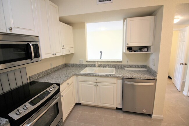 Building Photo - 1145 Golden Lakes Blvd