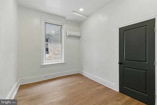 Building Photo - 1637 W Girard Ave