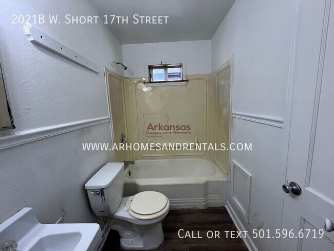 Building Photo - 2021B W. Short 17th Street-