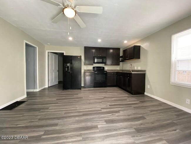 Building Photo - 215 N Oleander Ave