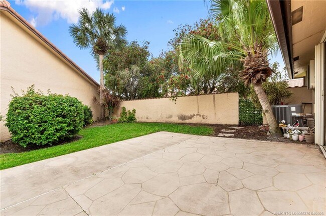 Building Photo - 3281 SW Bobalink Way