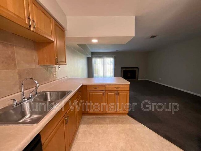 Building Photo - 711 White Oak Dr