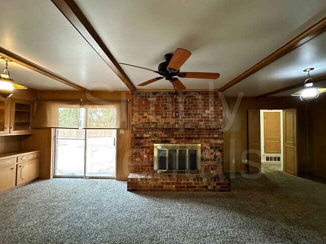 Building Photo - 7 Timberside Dr