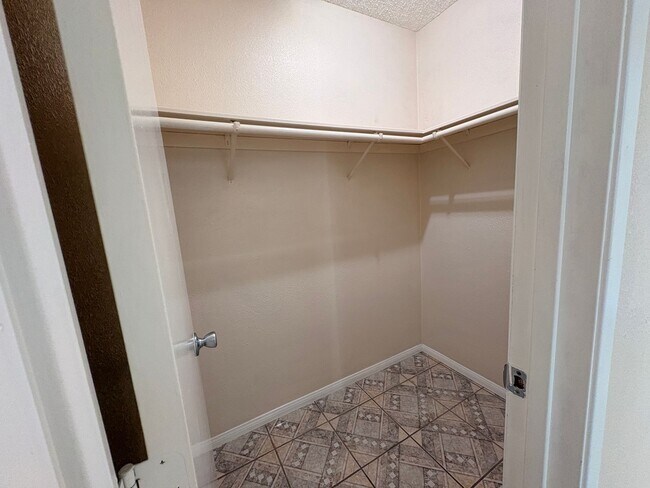 Building Photo - 4 Bed, 2 Bath in Bloomington!