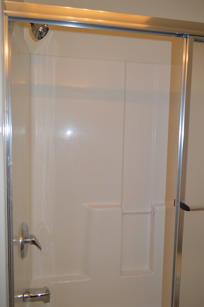 Bathroom 2 Tub - 1950 NE Derek Dr