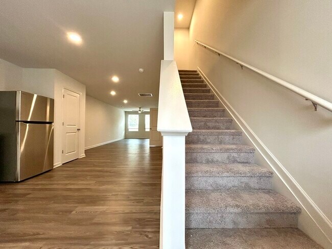 Building Photo - 137 Villa Ln