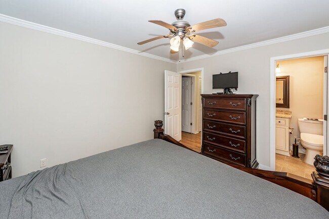 Building Photo - 2 Bedroom 1 Bath Condo in The Park at Rive...