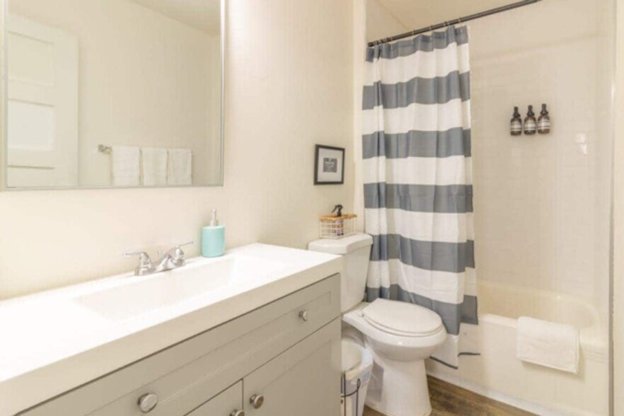 Building Photo - 3912 Crestview Dr