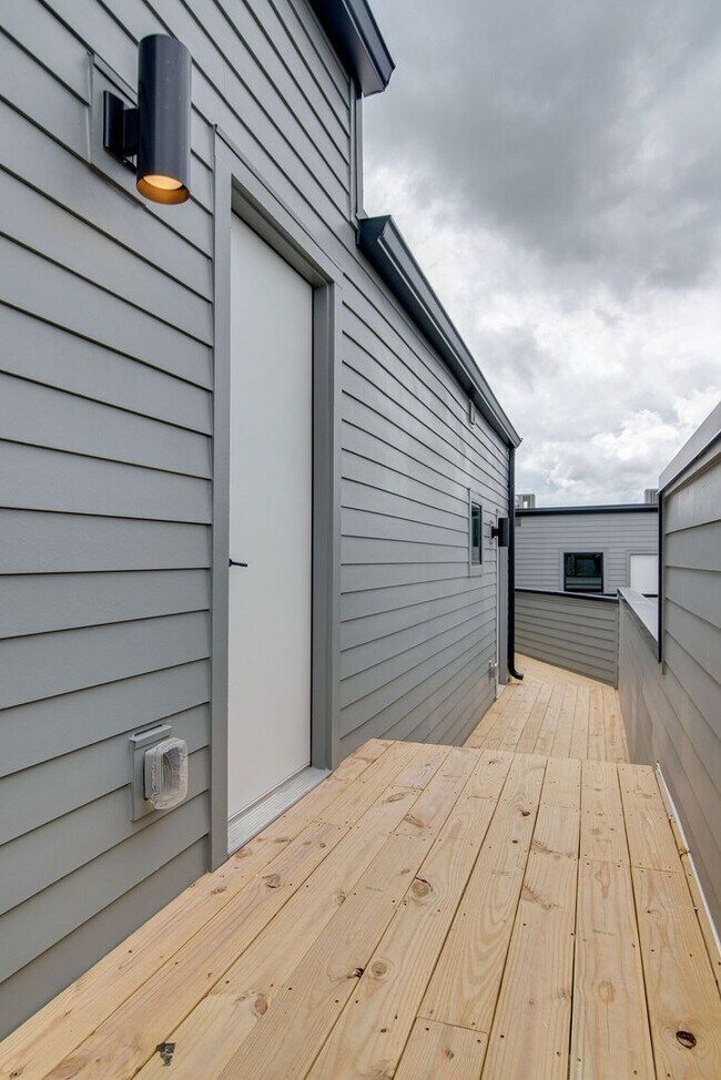 Building Photo - 4 Bedroom Rental in Hillsboro Village!
